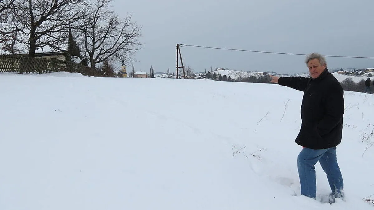 Josef Riemer zeigt auf den Platz, wo der Funkmast errichtet werden soll