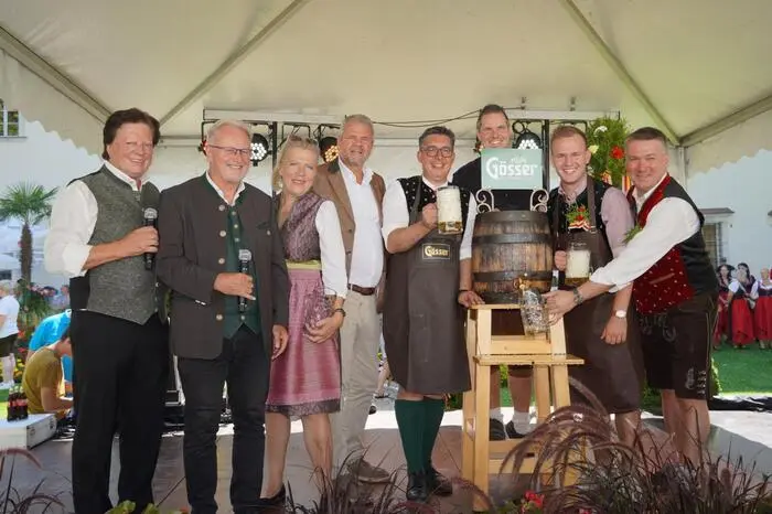 Den Bieranstich nahmen Willi Koch, Ernst Windbichler, Angelika Hinteregger, Gerhard Köfer, Christoph Staudacher, Michael Koch, Ferdinand Raunegger und Andreas Unterrieder vor