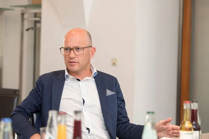 Andreas Schwarz ist Geschäftsführer der SANLAS Holding, einem der wichtigsten Gesundheitsanbieter in Österreich mit jährlich mehr als 9.000 stationären Patienten und knapp 1.100 Mitarbeitern. Zur SANLAS Holding gehören unter anderem die Privatkliniken St. Radegund und Lassnitzhöhe. Mehr zum Thema