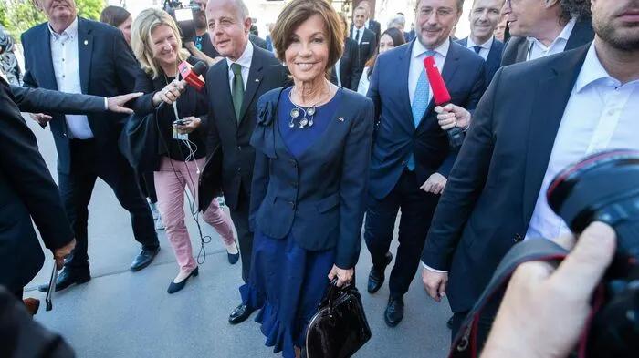 Bundeskanzlerin Brigitte Bierlein, Vizekanzler und Justizminister Clemens Jabloner (links) und Außenminister Alexander Schallenberg (rechts) auf dem Weg zur Angelobung, Jabloner ist auch Vizekanzler.