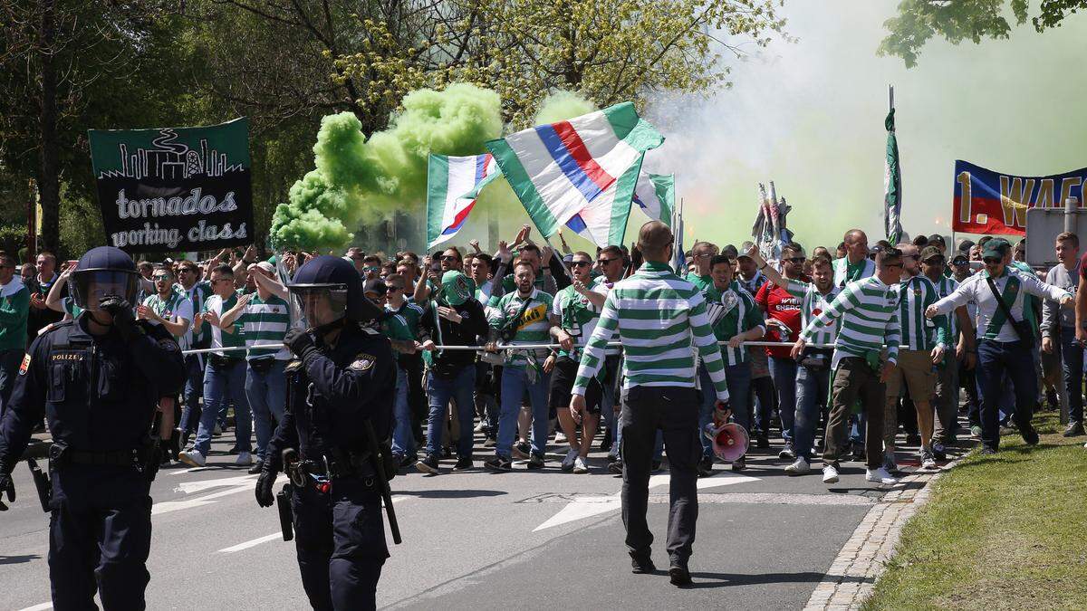 Die Rapid-Fans
gehen ab 18 Uhr von Minimundus zum Wörthersee-Stadion