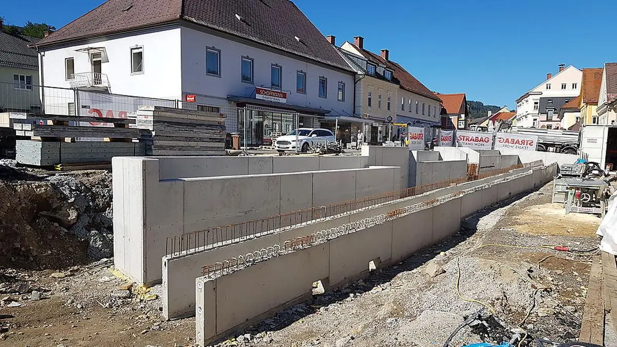 Im Bereich des Rathauses wird zur südlichen Seite hin gerade die Abtreppung errichtet