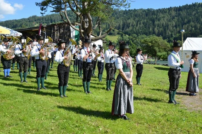 Das Besondere an dieser Musikkapelle: Die Instrumente sind um einen halben Ton höher gestimmt als die normal gestimmten Musikinstrumente.