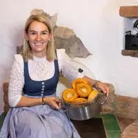 Hüttenwirtin Eva-Maria Schrempf macht süße Bauernkrapfen, auch Schüsserlkrapfen genannt, für die Krapfenwochen, die alljährlich im Herbst auf der Brandalm stattfinden.