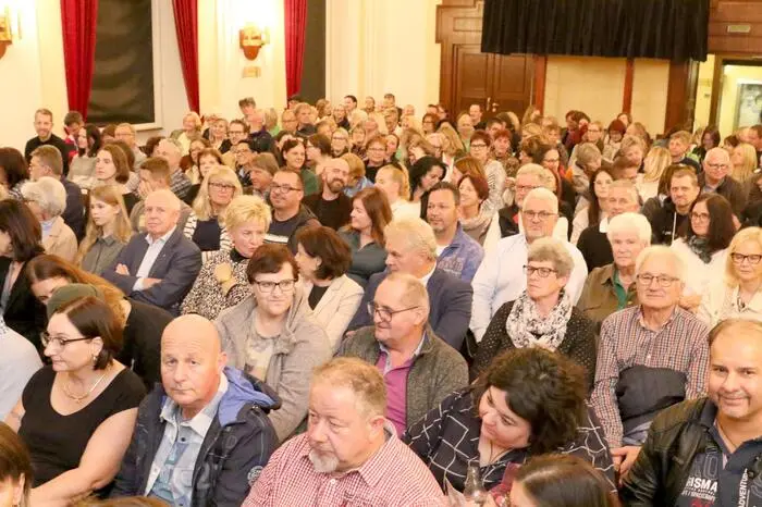 So zerkugelten sich vor lauter Lachen unter anderem der Althofener Bürgermeister Walter Zemrosser, Stiftspfarrer Christian Stromberger, Pädagogin Isabella Kerth sowie Mediziner Bruno Schmoliner.