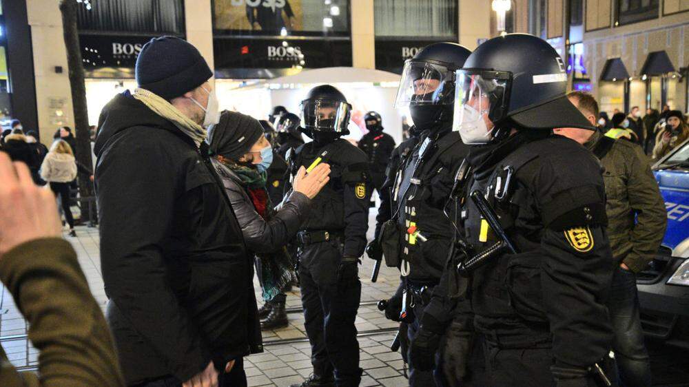 Einsatzkräfte bei einer Corona-Demo in Mannheim