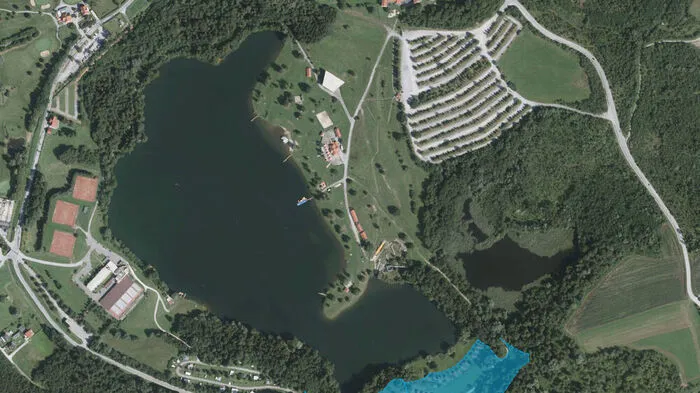 Nach dem Nichtbeschluss des Bebauungsplans für das Seeresort Piberstein zieht Besitzer Werner Monsberger nun Konsequenzen. Er sperrt das gesamte Areal um den See für die Öffentlichkeit. Mehr dazu.