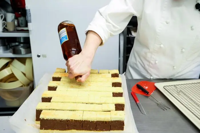 Integraler Bestandteil der Punschkrapfenherstellung: immer wieder ein guter Schuss Rum.