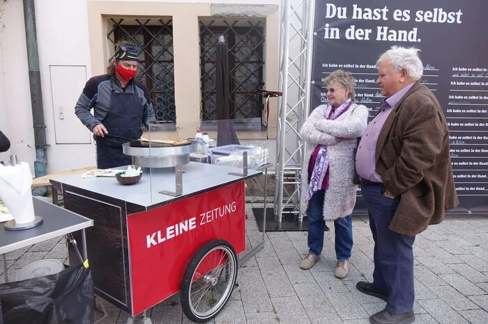 Eine mobile Labestation der Kleinen Zeitung versorgte von 12 bis 15 Uhr hungrige und durstige Weststeirer kostenlos als Teil der Kampagne „Du hast es selbst in der Hand“.