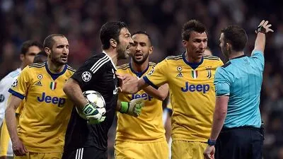 Juve-Goalie Gianluigi Buffon sah wegen seiner Reklamationen die Rote Karte