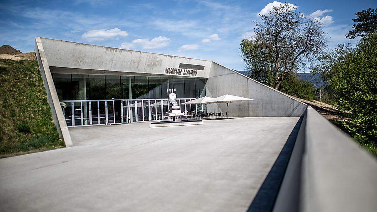 In wechselnden Ausstellungen wird die umfangreiche Sammlung österreichischer Kunst ab 1945, ergänzt durch vorangehende Vertreter der klassischen Moderne sowie exemplarische Werke internationaler Künstler, der interessierten Öffentlichkeit vorgestellt