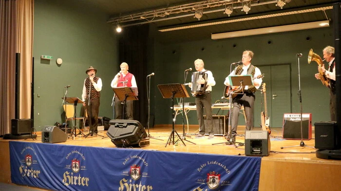 Unter dem Motto „Hurra, wir leben noch“ lud am Samstagabend das „Ur-Kärntner Quintett“ mit Frontman Albert Jöbstl (Klarinette, 2. von links), Manfred Rader (Trompete), Valentin Stubinger (Bariton), Gerd Robatsch (Akkordeon) und Franz Neubauer (Gitarre) zum Konzertabend in den Kultursaal von Kraig. 