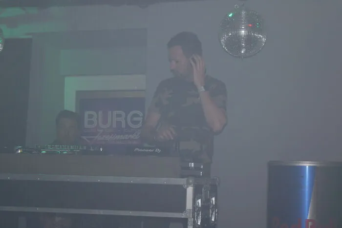 In der Burg cafe-bar-lounge sorgte DJ Wickbone für Partystimmung.