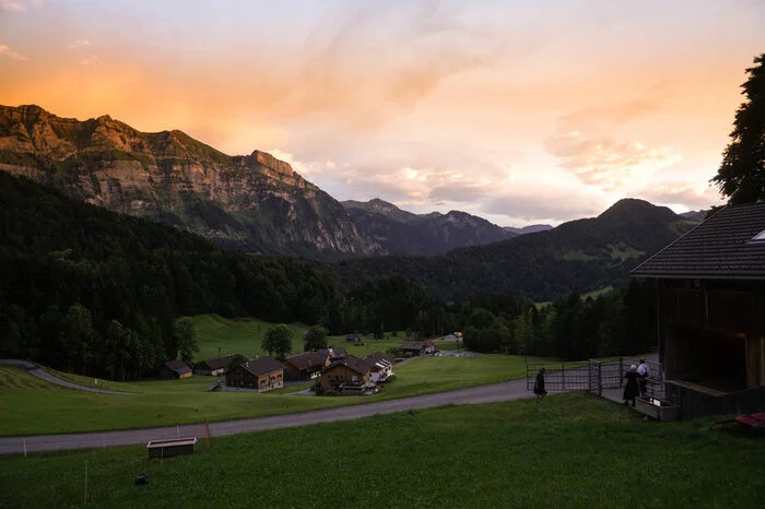 In Bizau, etwas abseits der Hauptstraße gelegen, präsentiert sich ein besonders schönes Dorfensemble mit Holzhäusern im traditionellen und zeitgenössischen Stil. Außerhalb des Dorfes, am Fuße des Hirschbergs, beginnt eine malerische Rundwanderung. Nach einer knappen Stunde erreicht man die Alpe Unterer Hirschberg, die ab Ende Mai bewirtschaftet ist. Bald schon gelangt man zur nächsten Einkehrstation: dem Gasthaus Kanisfluh, bekannt für die üppigen Eisbecher und die herrliche Aussicht auf die Kanisfluh, den wohl markantesten Berg im Bregenzerwald. Auf dem Weg ist man rund 3:00 Stunden unterwegs, wandert 390 Höhenmeter bergauf und bergab.