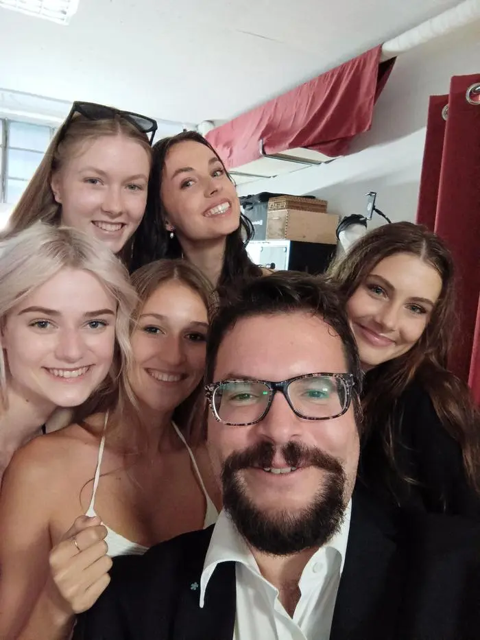 Dominik Wachta inmitten seiner Models