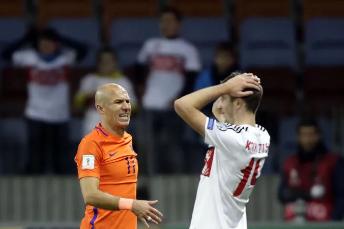 Arjen Robben: 2010 hatte der Bayern-Star im WM-Finale gegen Spanien das Führungstor auf dem Fuß, scheiterte aber an Torhüter Iker Casillas. Vier Jahre später endeten die Titelhoffnungen im Elfmeterkrimi im Halbfinale gegen Argentinien. 2018 dürfte Robben die WM erst gar nicht erleben. Nur bei einem Sieg mit sieben Toren Differenz am Dienstag gegen Schweden könnte Oranje das WM-Aus noch abwenden.