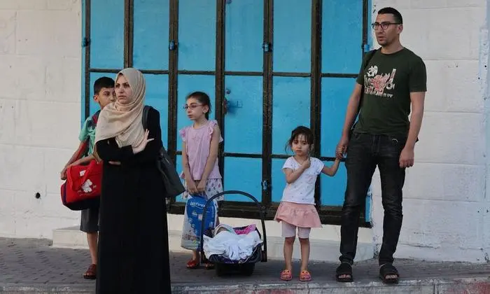 Eine palästinensische Familie in Gaza, die vor den Raketen flüchten muss
