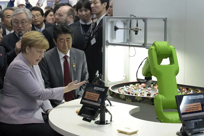 Auch Abe sprach die sozialen Folgen der Digitalisierung an: "Wir dürfen keine Situation entstehen lassen, in der nur bestimmte Menschen Reichtum anhäufen oder Gesetzlose profitieren."