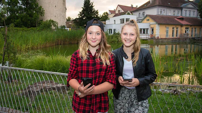 Nina Maier und Alexandra Rechberger aus Kaindorf verbinden den Kinobesuch in Hartberg mit der Jagd nach den virtuellen Pokémons
