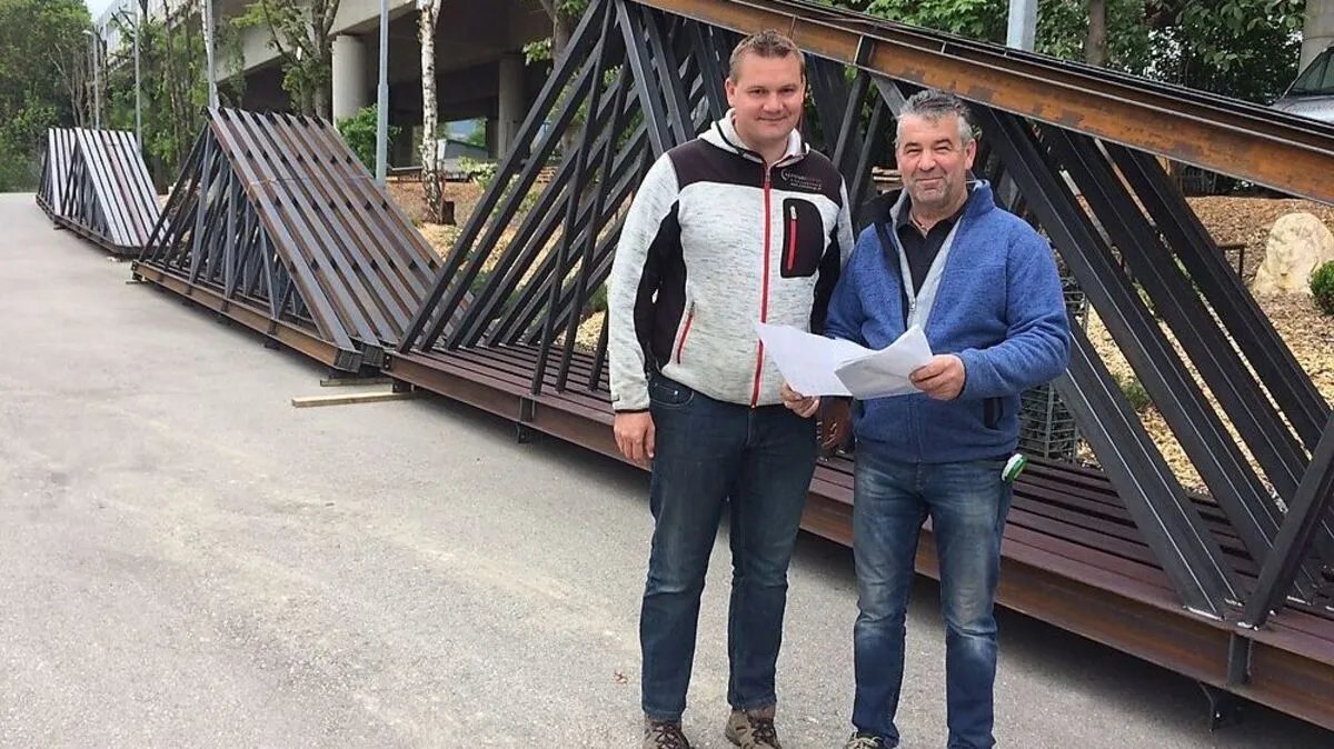 Franz Podercnik und Josef Stürzenbecher planen die Hühnerställe. Im Hintergrund die Teile für den derzeit größten Stall im Lavanttal