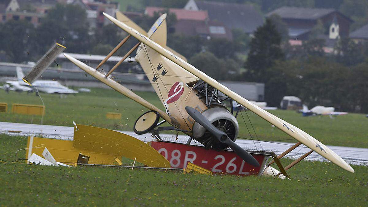 Am Ende einer Flugdarstellung von zwei Maschinen aus der Zeit des Ersten Weltkriegs ist eine  schwedische CFM01 'Tummelisa' ('Däumling') beim Landen auf der Graspiste durch eine plötzliche Windböe umgekippt. Der schwedische Pilot blieb unverletzt