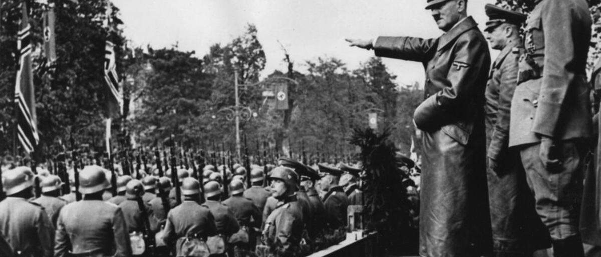 Adolf Hitler salutiert 1938 in Wien vor den deutschen Truppen