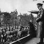 Adolf Hitler salutiert 1938 in Wien vor den deutschen Truppen