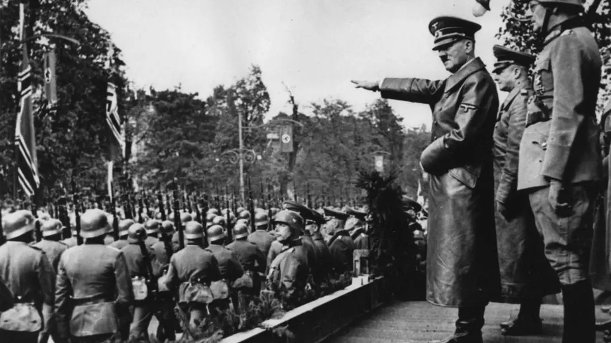 Adolf Hitler salutiert 1938 in Wien vor den deutschen Truppen