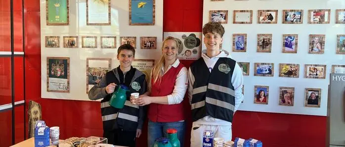 Schenkten im Eurospar Wernberg Kaffee für den guten Zweck aus: Matthias Scherzer, Kauffrau Julia Zluga und Elias Partoloth