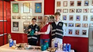 Schenkten im Eurospar Wernberg Kaffee für den guten Zweck aus: Matthias Scherzer, Kauffrau Julia Zluga und Elias Partoloth