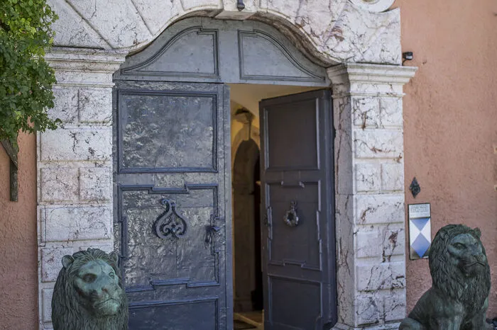 Zwei Löwen bewachen den Eingang zum Schloss.