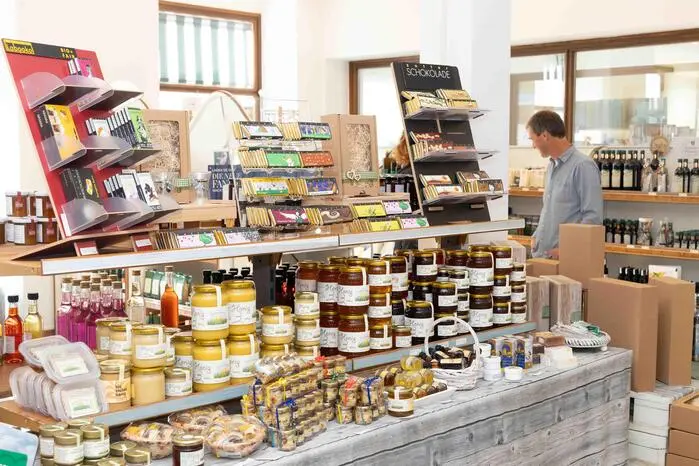 Besucherinnen und Besucher können hochwertige Lebensmittel direkt aus der Umgebung genießen und gleichzeitig die Vielfalt der regionalen Landwirtschaft entdecken.