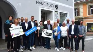 Bürgermeister Ingo Reisinger, Tanja Frieß und Patrick König-Krisper gemeinsam mit den Co-Workern und Vertretern und Vertreterinnen der unterstützenden Firmen