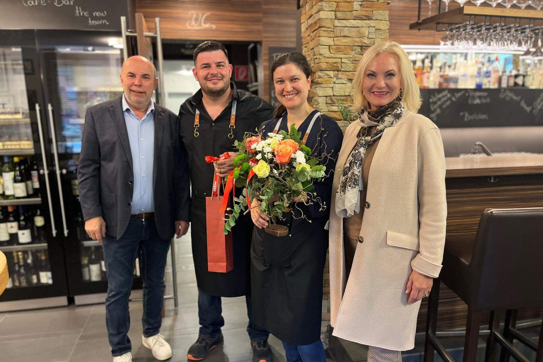 Business-Szene Lipizzanerheimat: Charlys Café spendet zum ersten Jubiläum an Kinderkrebshilfe