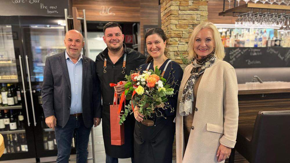 Vor einem Jahr übernahmen Nikolaos Goudelis und Vasiliki Kapakli (beide Mitte) Charlys Café