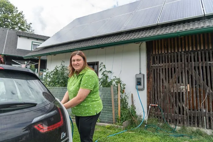 ... das E-Auto wird direkt mit Strom vom Dach aufgeladen...