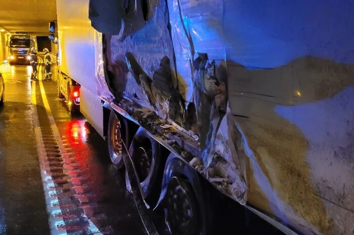 Auf der B 320 in der Wanne Stainach stießen in der Früh zwei Lkw seitlich zusammen, ein dahinterfahrendes Auto krachte beim Ausweichen gegen die Betonwand