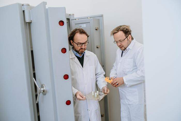 Emerald-Horizon-Forschungsleiter Mario J. Müller (links) und Vorstandvorsitzender Florian Wagner mit einer Thorium-Probe