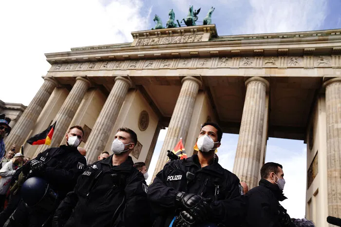 Daher wurde von der Polizei das Tragen eines Mund-Nasenschutzes zur Auflage gemacht.