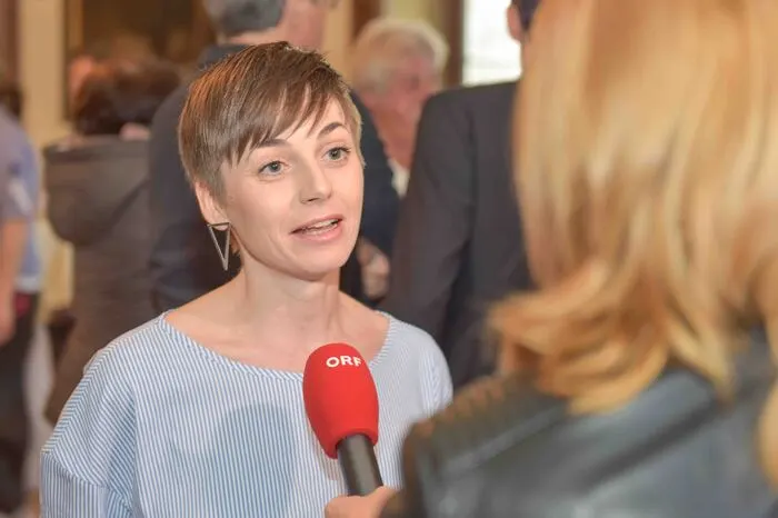 ORF-Redakteurin Barbara Frank macht mit ihrem Beitrag Lust auf den Millstätter See.