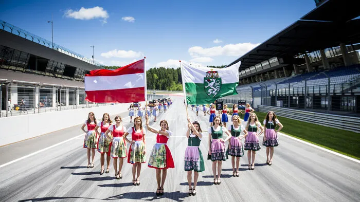 50 junge Damen im Dirndl - Formula Unas - treten am Red Bull Ring heuer als charmante österreichische Botschafterinnen auf ...