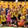 Die U10-Wertung konnte die SV Scheifling für sich gewinnen, links im Bild Bgm. LAbg. Alexander Putzenbacher, rechts TUS-Obmann Christoph Stolz.