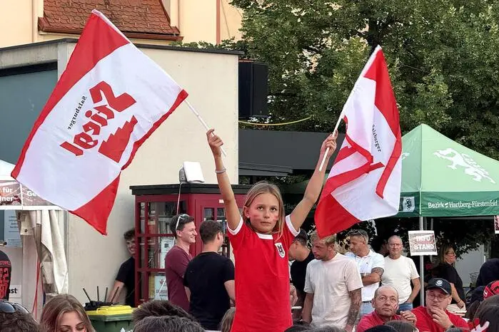 Auch wenn das Österreichische Nationalteam Europameister Spanien mit 0:3 unterlag, sorgten Fußballbegeisterte aus der Steiermark und dem angrenzenden Burgenland für emotionale Stadionstimmung bis in die späten Abendstunden.