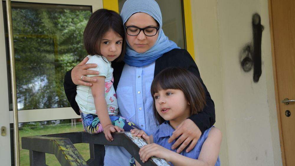 Nasibat Kamelova mit den beiden Kindern Alia und Safia
