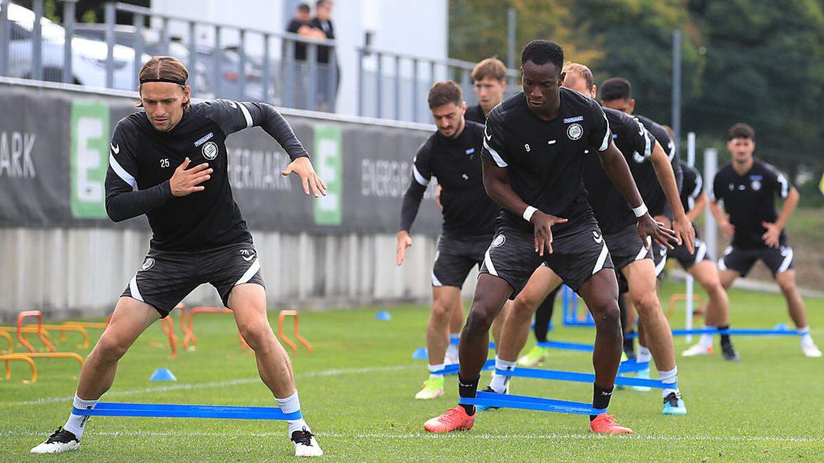 Kelvin Yeboah (rechts) sorgte kurz für Sorgen bei Sturm