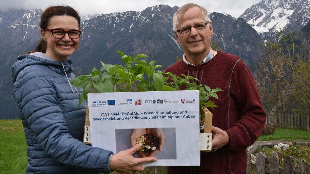 Sandra und Josef, engagierte Mitglieder des Obst- und Gartenbauvereins Assling, freuen sich über ihre Null-Kilometer-Tomaten, - Paprika und –Chilis