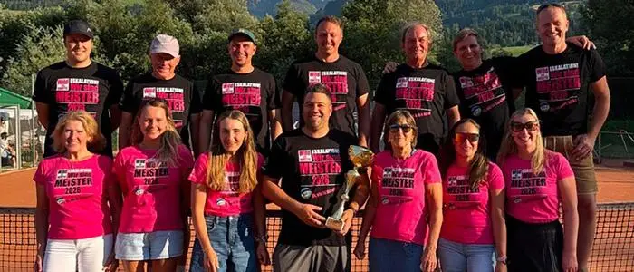 Die Spielerinnen und Spieler des TC Aich mit dem Meisterpokal