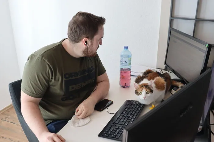 Die Kuschelplätze werden dauernd gewechselt - Susi hat es sich hier bei Mitarbeiter Patrick Lehofer gemütlich gemacht.