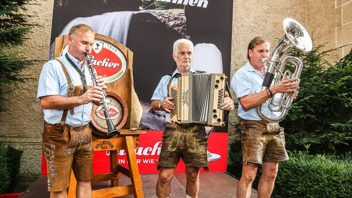Mit musikalischer Unterstützung wurde der Bieranstich des Villacher Kirchtagszwickls begleitet