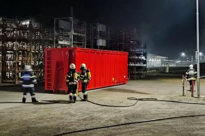 Die Kameradinnen und Kameraden der Freiwilligen Feuerwehr Untergrossau konnten den Brand löschen.